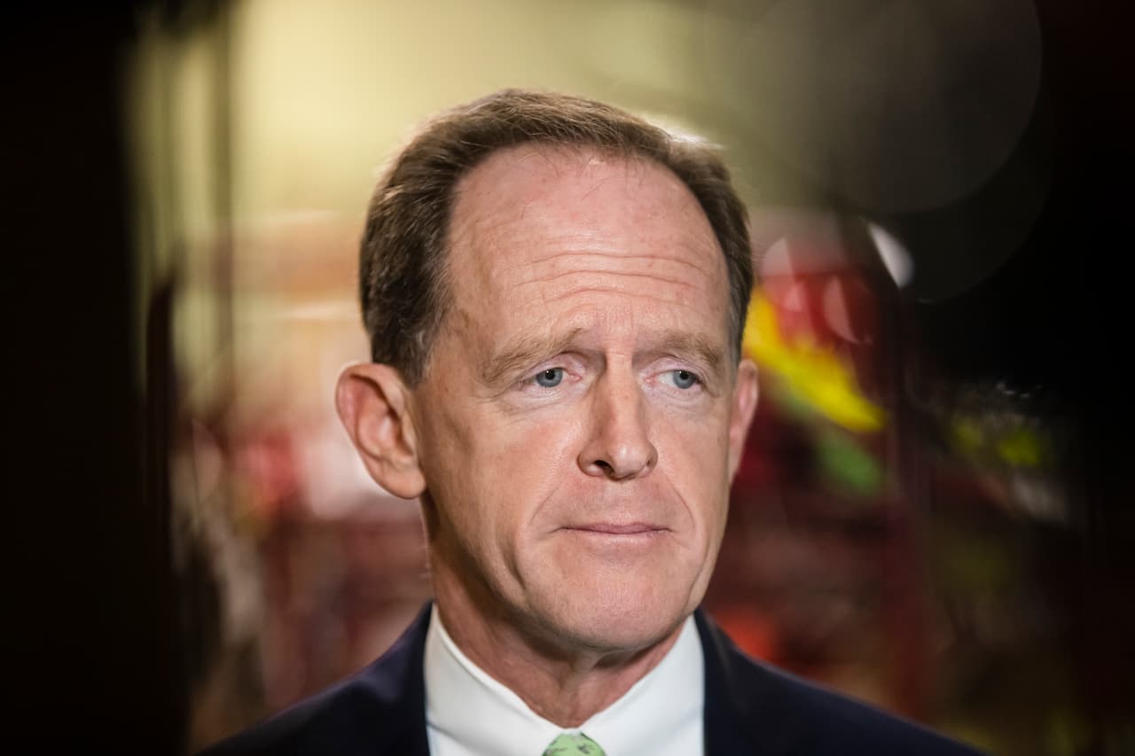 <b>Pat Toomey.</b> "El presidente Trump ha agotado todas las opciones legales plausibles para impugnar el resultado de la carrera presidencial en Pensilvania", escribió el senador por Pennsylvania en un comunicado luego de que un juez federal desestimara una demanda de la campaña de Trump alegando fraude generalizado en el estado, sin pruebas. "El presidente Trump debería aceptar el resultado de las elecciones y facilitar el proceso de transición presidencial", continuó la declaración de Toomey.