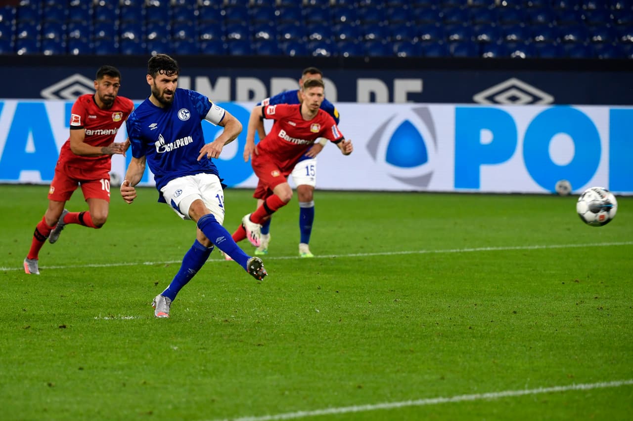 El Schalke abre el marcador por conducto de Daniel Caligiuri, quien anota desde los 11 pasos con más colocación que potencia.