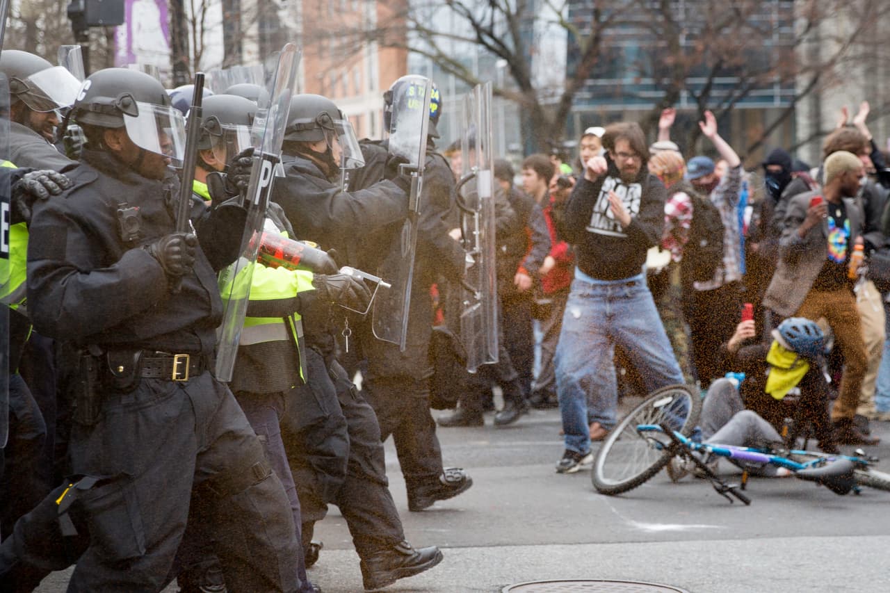 Aunque algunos manifestantes han demostrado su desacuerdo con Trumo sin violencia, otros se han tapado el rostro con pañoletas y capuchas.