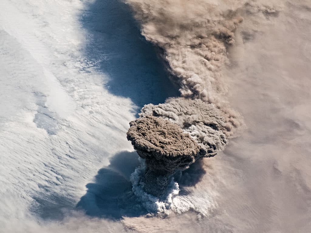 <b>Erupción de Raikoke. FINALISTA. </b>El volcán Raikoke en las islas Kuriles, en el Pacífico Norte, rara vez entra en erupción. Esta foto del 22 de junio de 2019, cuando una gran columna de cenizas y gases volcánicos se disparó desde su cráter de 700 metros de ancho. Varios satélites, así como los astronautas en la Estación Espacial Internacional, observaron el humo.
<br>