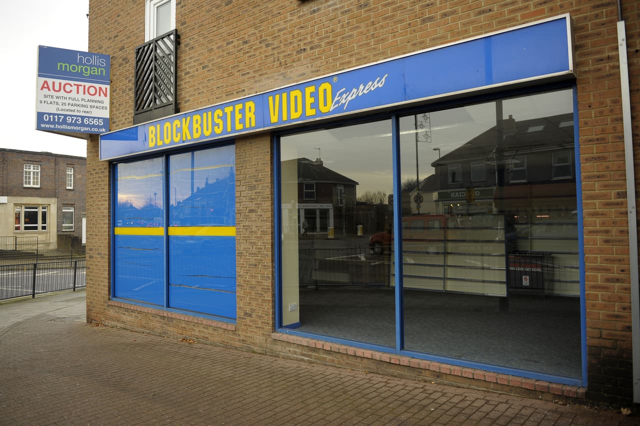 <b>Blockbuster.</b> La famosísima empresa de alquiler de películas en VHS y DVD comenzó a operar en los años 80. Blockbuster fue creciendo hasta hacerse un gigante internacional en los 90 y los 2000. Alcanzó a operar más de 9,000 tiendas en todo el mundo. Pero en los años 2000 llegó el boom de las películas por streaming vía internet, algo que en pocos años acorraló financieramente al gigante. En 2010 la empresa declaró bancarrota y poco después la marca fue comprada por Dish Network, televisión satelital.
<a href="https://www.adn.com/business-economy/2018/07/12/the-last-two-blockbuster-stores-in-alaska-are-set-to-close/">Poco a poco todas las tiendas fueron cerrando</a> y
<a href="https://www.theverge.com/2018/8/29/17788212/blockbuster-last-video-store-bend-oregon-movie-selection-algorithm-discovery-netflix-hulu-amazon">ahora solo queda una en EEUU en Bend, Oregón.</a>