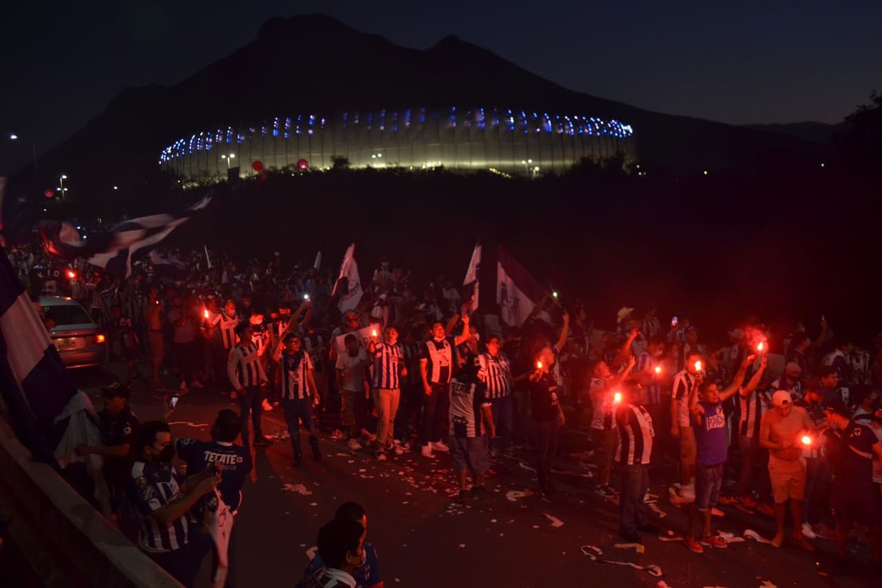 Así recibe la afición de Monterrey a sus jugadores previo a la final de Concacaf Liga de Campeones.