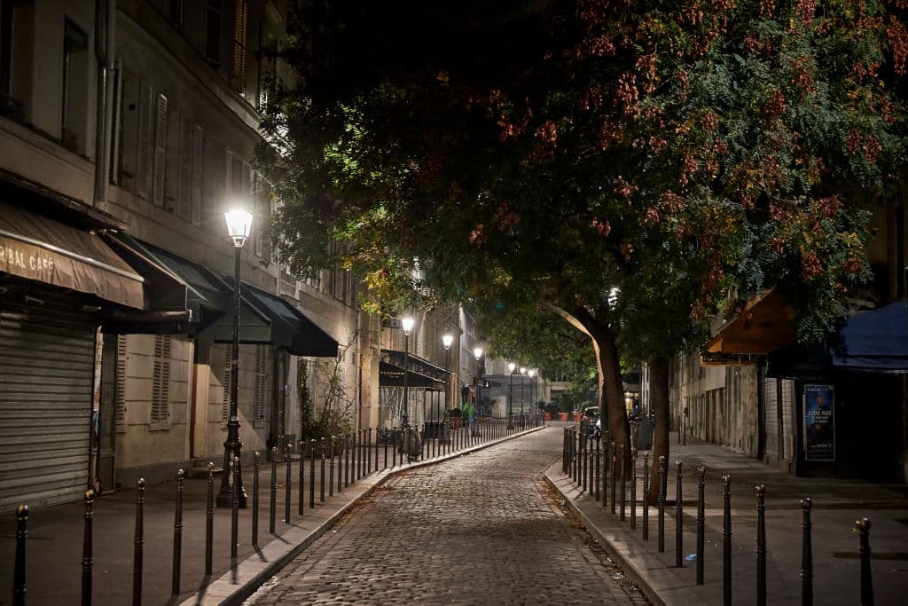 Una calle vacía en París, Francia, por el toque de queda en toda la ciudad que entró en vigor el 17 de octubre de 2020.
