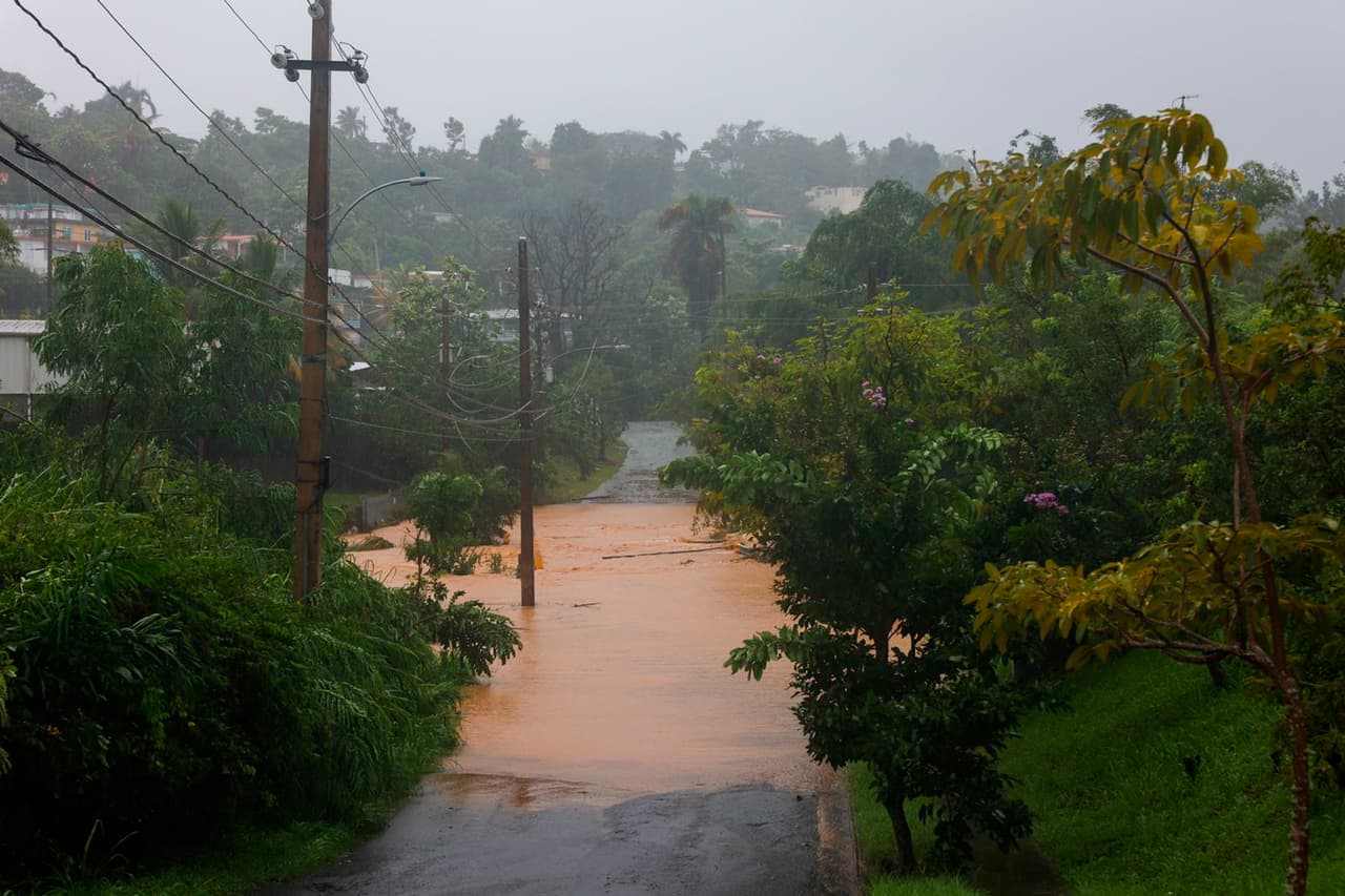 Fiona azota Puerto Rico en el aniversario del huracán Hugo, que impactó la isla hace 33 años como una tormenta de categoría 3. En la foto, una carretera inundada por la lluvia en Cayey.