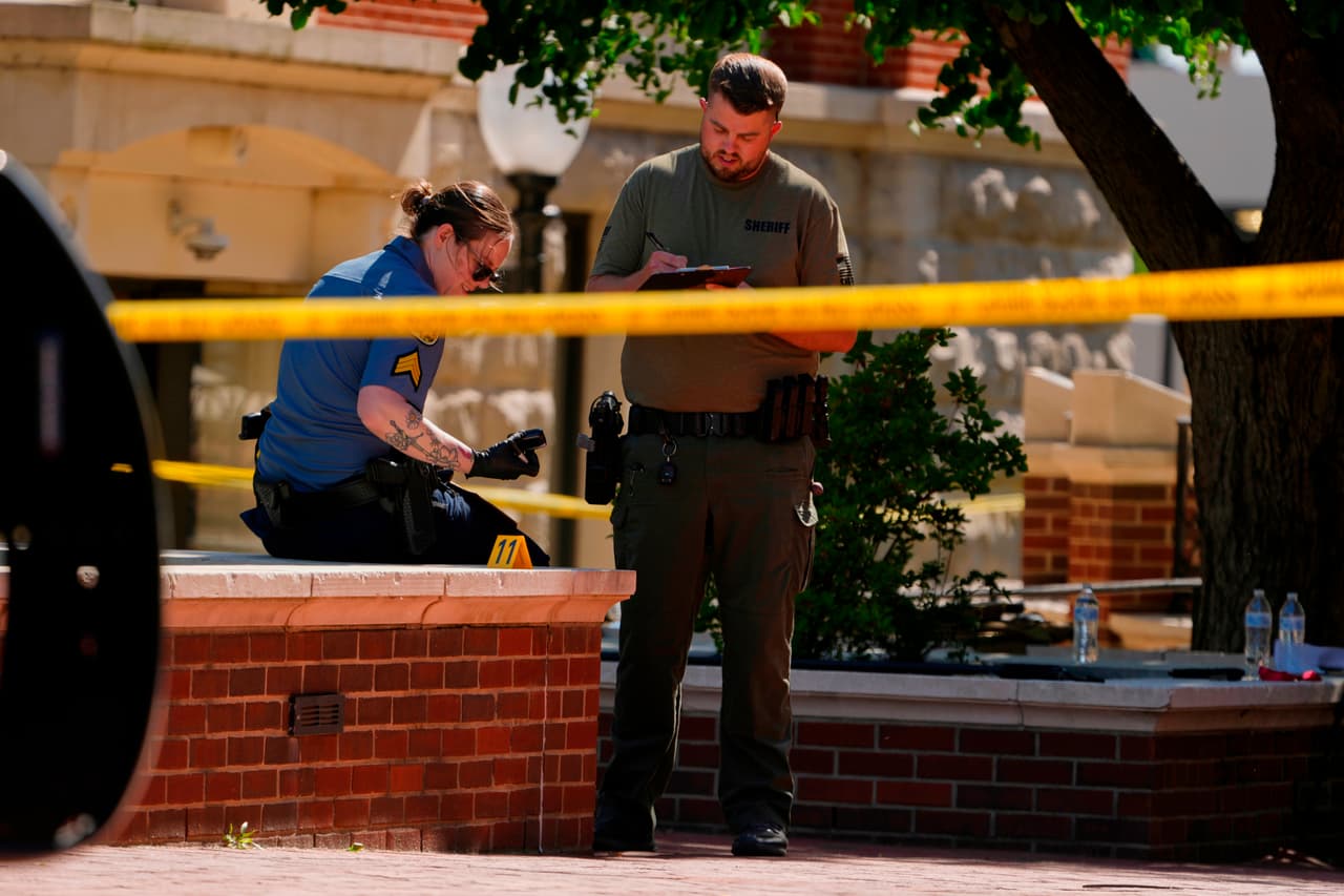 Agentes del sheriff investigan el escenario de un tiroteo a las afueras del Tribunal del Condado de Montgomery, el miércoles 13 de mayo de 2026, en Clarksville, Tennessee. (Foto de AP/George Walker IV)