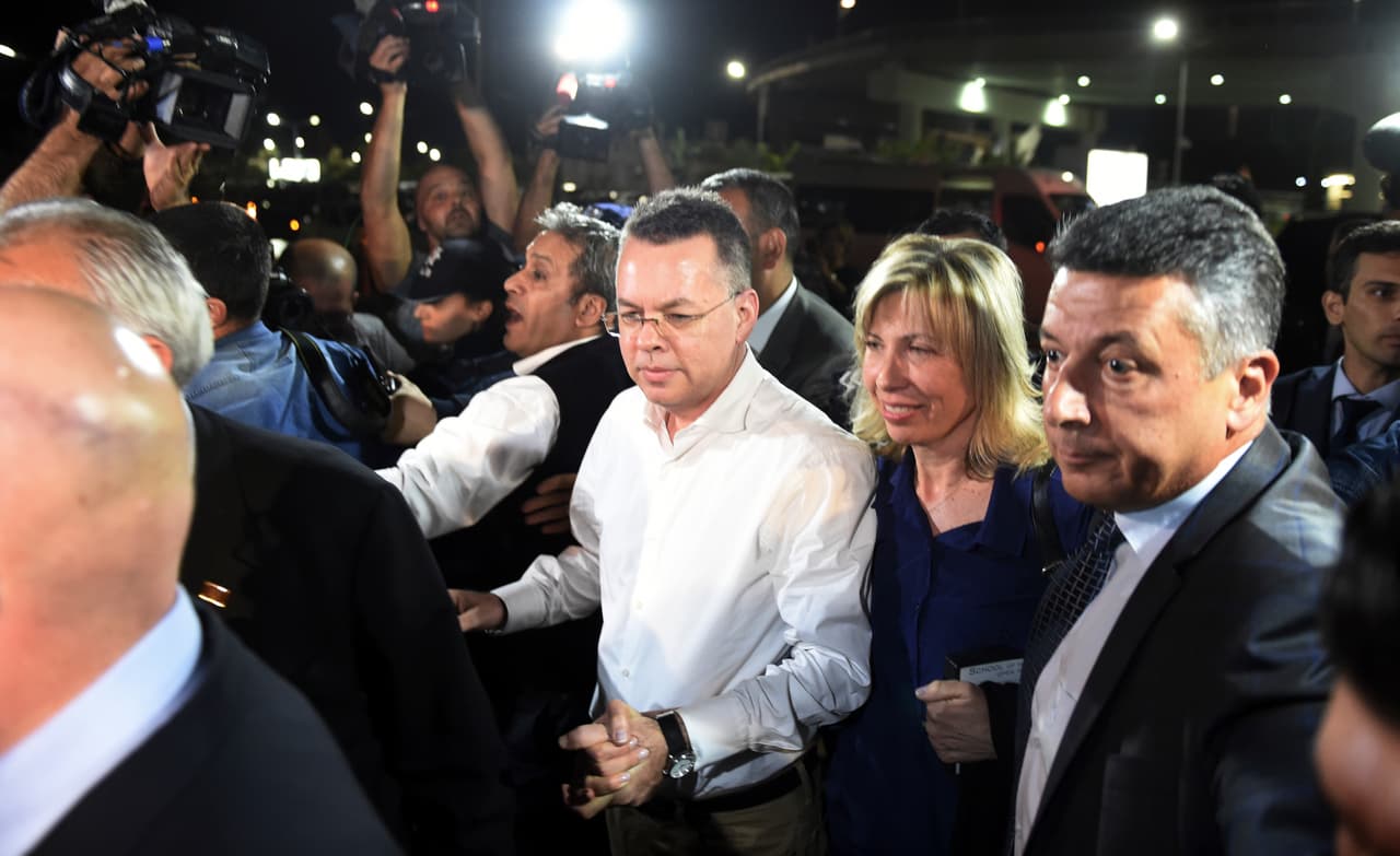 En esta imagen el pastor Andrew Brunson y su esposa Norine Brunson llegan el viernes por la noche al aeropuerto Adnan Menderes en Izmir, Turquía, para tomar un avión que los llevaría a Alemania y luego de regreso a EEUU.
