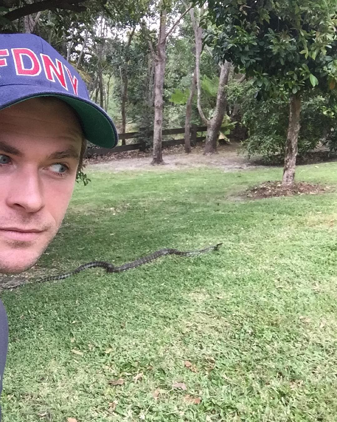 El guapo Chris Hemsworth abrió su cuenta de Instagram y posteó su primera y escalofriante foto, ¡una enorme serpiente en su jardín!