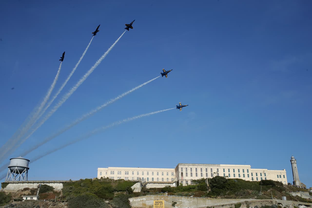 Los F/A-18 pueden ser adaptados en pleno vuelo para la misión que deba cumplirse según la situación, actuando sobre un interruptor en la palanca, siendo capaz en una misma salida de cumplir con labores aire-aire (caza) y aire-tierra (ataque).