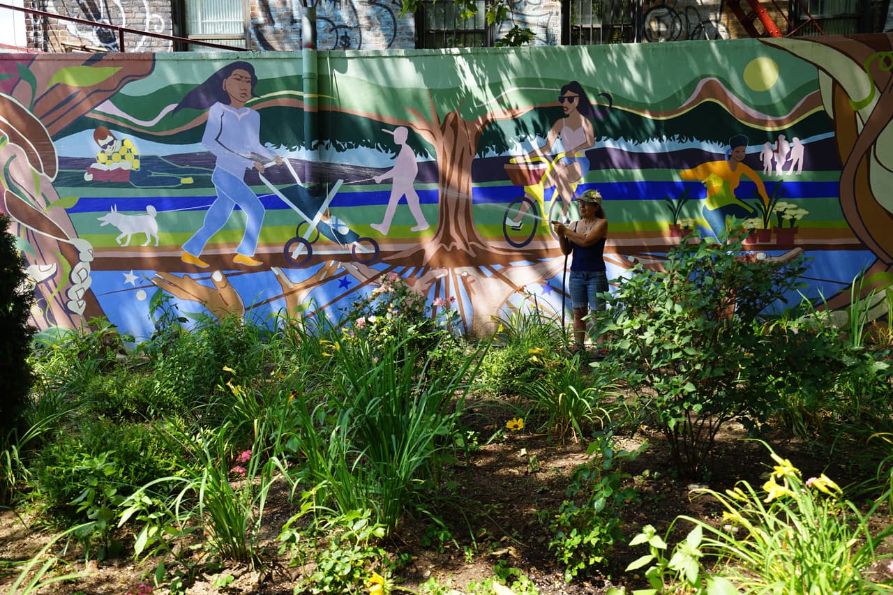 En Inwood Park, la comunidad cuida sus jardines.