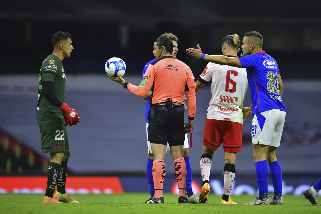 Árbitro se justifica tras interponerse en gol: "Iba para afuera"