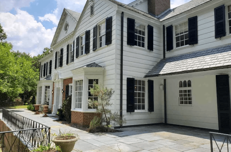 Sin embargo, no se menciona que una mujer murió en la escalera trasera de esta residencia.
<br>