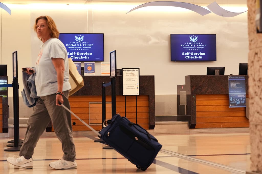 <b>El cambio de nombre ha generado una fuerte polarización política: </b>La decisión de nombrar el aeropuerto en honor al presidente Donald Trump ha provocado reacciones divididas. Mientras simpatizantes consideran que se trata de un reconocimiento a su figura política, críticos han cuestionado la medida y expresado su inconformidad en redes sociales y otros espacios públicos. La controversia ha convertido al aeropuerto en un tema de debate nacional más allá del ámbito de la aviación.