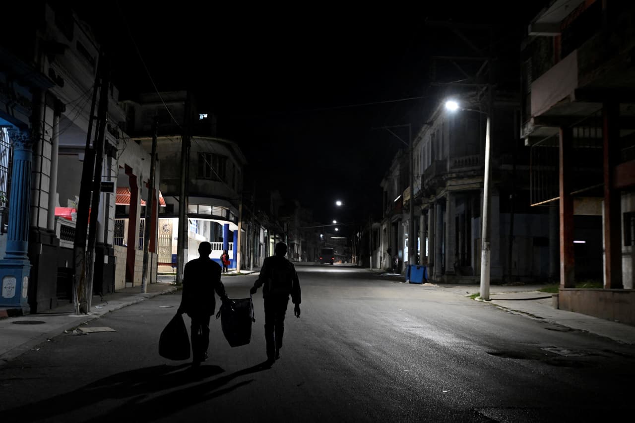 Cuba enfrenta un embargo más asfixiante después de que dos grandes navieras suspendan operaciones por las sanciones de EEUU