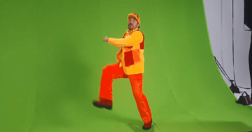 Junior estaba muy emocionado de comenzar a grabar los promocionales, así que decidió correr por todo el set.