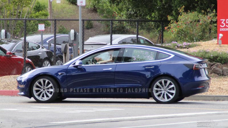 A primera vista el
<b> Tesla Model 3</b> parece una versión de seis octavos de su hermano mayor, el
<b>Model S</b>, el sedán grande de lujo de
<b>Tesla</b>.