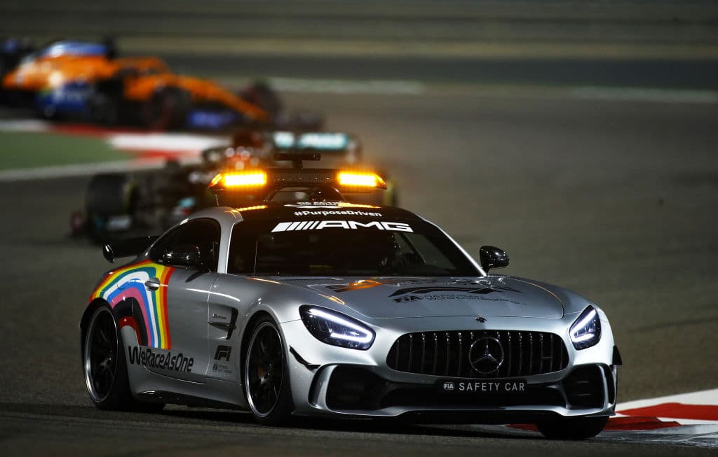 El mexicano Sergio Pérez se lleva la victoria en el Gran Premio de Sakhir en la Fórmula 1. Después de iniciar en el quinto lugar, hoy consigue romper paradigmas y es número uno. Compartió podio con Esteban Ocon de Renault y con su compañero Lance Stroll representando a Racing Point.