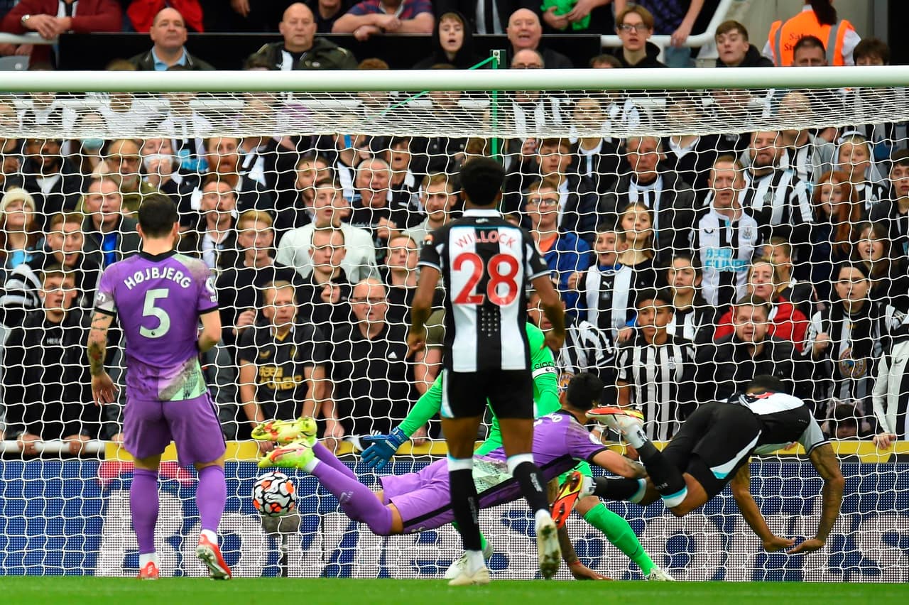 Tras una pausa en el partido debido al desvanecimiento de un hincha, Tottenham se impone ante el Newcastle 3-2 durante la octava fecha en la Premier League. Callum Wilson abrió muy temprano el marcador a favor de los locales, pero Tanguy Ndombelé (17'), Harry Kane (22') y Son Heung- Min (45+4'), le dieron la victoria a los Spurs. Un último gol en contra por parte de Eric Dier sorprendió a la visita.