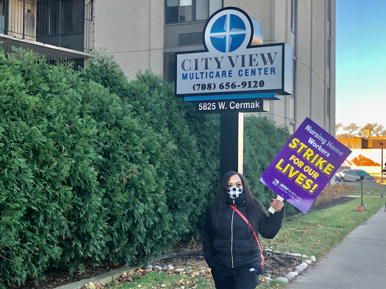 La empresa para la que trabajan es Infinity y son empleados agremiados con el sindicato SEIU Health Care Illinois que comenzaron a negociar un nuevo contrato laboral en junio después de que su contrato expirara a fines de mayo.