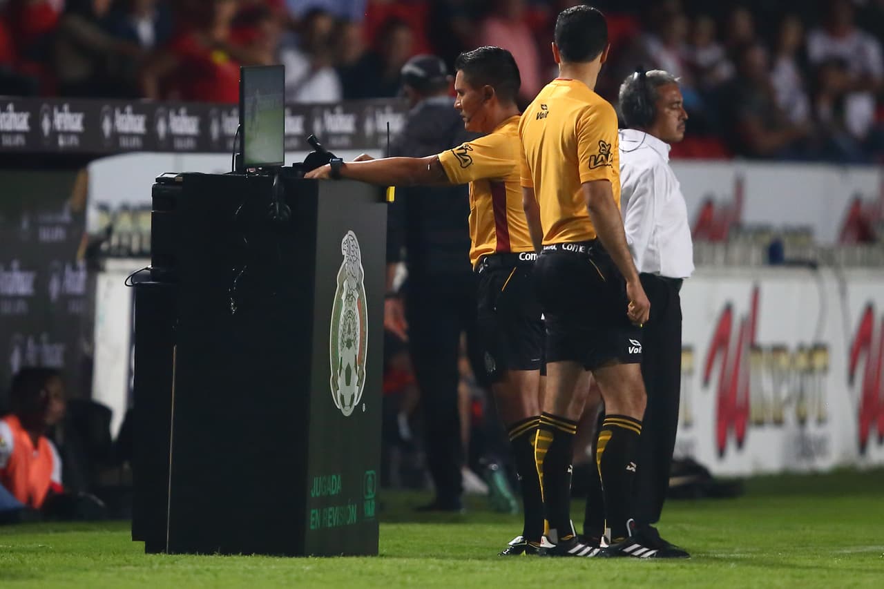 Al minuto 35 se marcó una supuesta falta dentro del área para Lobos pero el árbitro, Fernando Ramírez, acudió al VAR y corrigió su decisión.