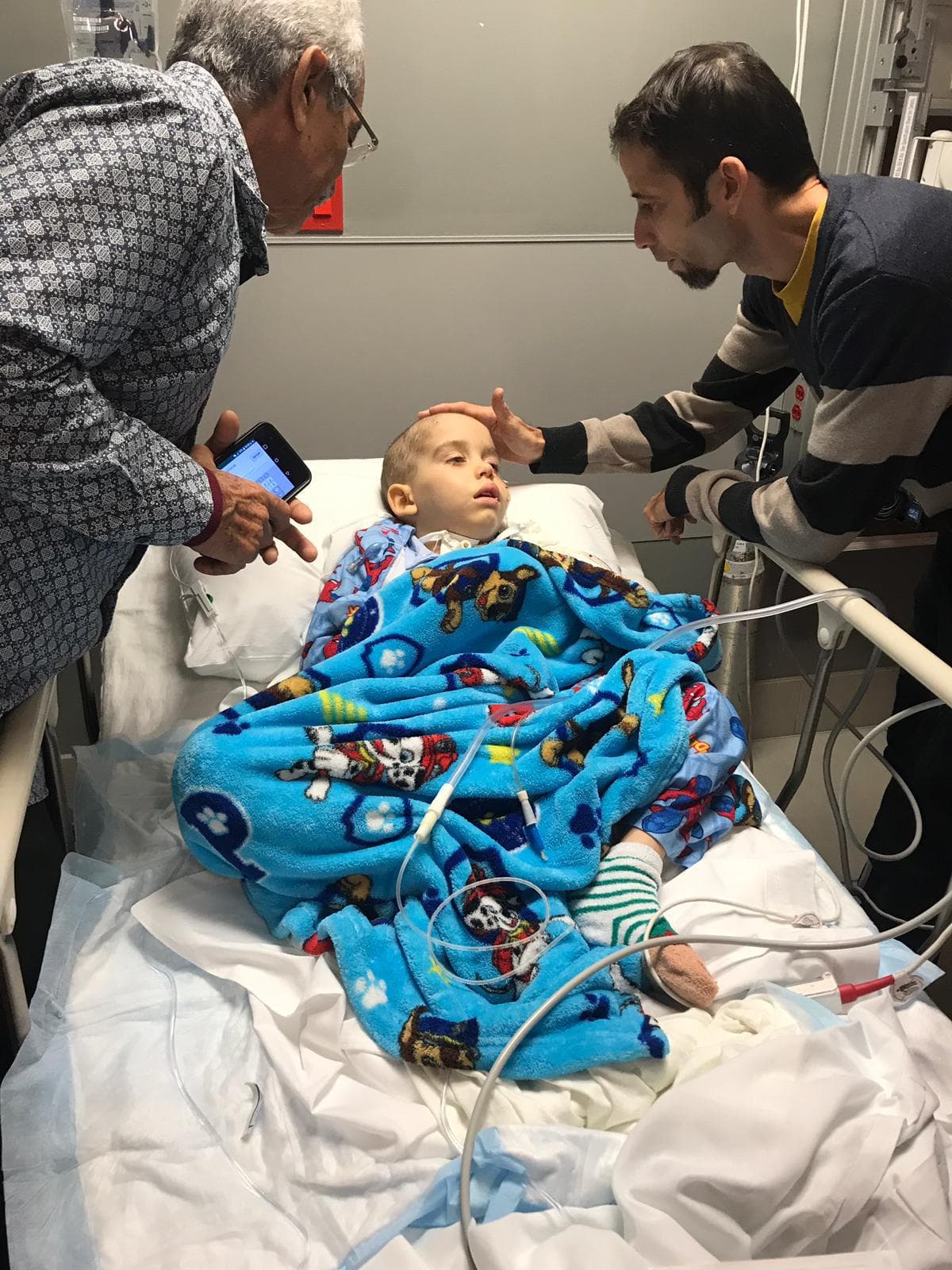 El jueves
<a href="https://www.univision.com/local/miami-wltv/extirpan-tumor-maligno-a-nino-cubano-pero-lo-trasladan-a-otro-hospital-de-miami">le realizaron la operación con láser a Jhan Lucas</a>, el niño cubano que desde los 2 años de edad, padece las consecuencias de tener un tumor maligno.