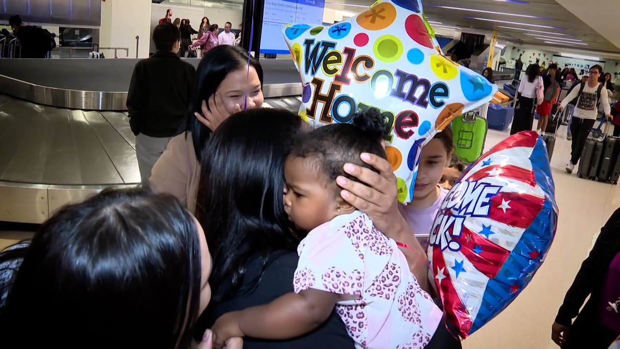 "
<b>Me siento muy contenta. Me siento alegre</b>. Gracias no tengo con qué pagarles a ustedes, a Luis Velez. Gracias. Me siento muy emocionada porque yo nunca pensé encontrar a alguien así tan tan bueno tan humilde como ustedes", dijo Madeline.
<br>
<br>"Fue desesperante el no dormir todos estos días pensando en otras cosas. Viajar allá se nos salieron las lágrimas, se me llamó para esto a través de ti. Esto es un trabajo conjunto poniendo siempre a Dios primero y luego la acción y
<b> puedo decir que misión cumplida. Ya yo quiero ser padrino de esa niña</b>", declaró Vélez emocionado.
<br>