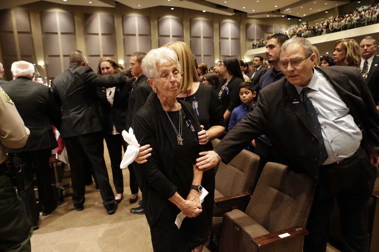 La madre del sargento, Millie, es consolada.