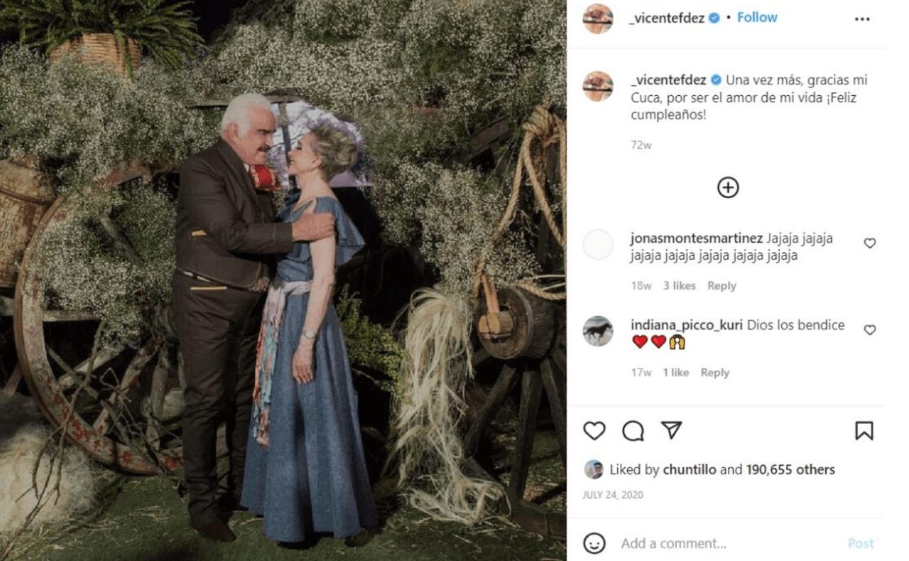 La unión de Vicente Fernández con María del Refugio Abarca Villaseñor, mejor conocida como 'Doña Cuquita', fue el comienzo de la familia que tendría 3 hijos hombre y una hija mujer.