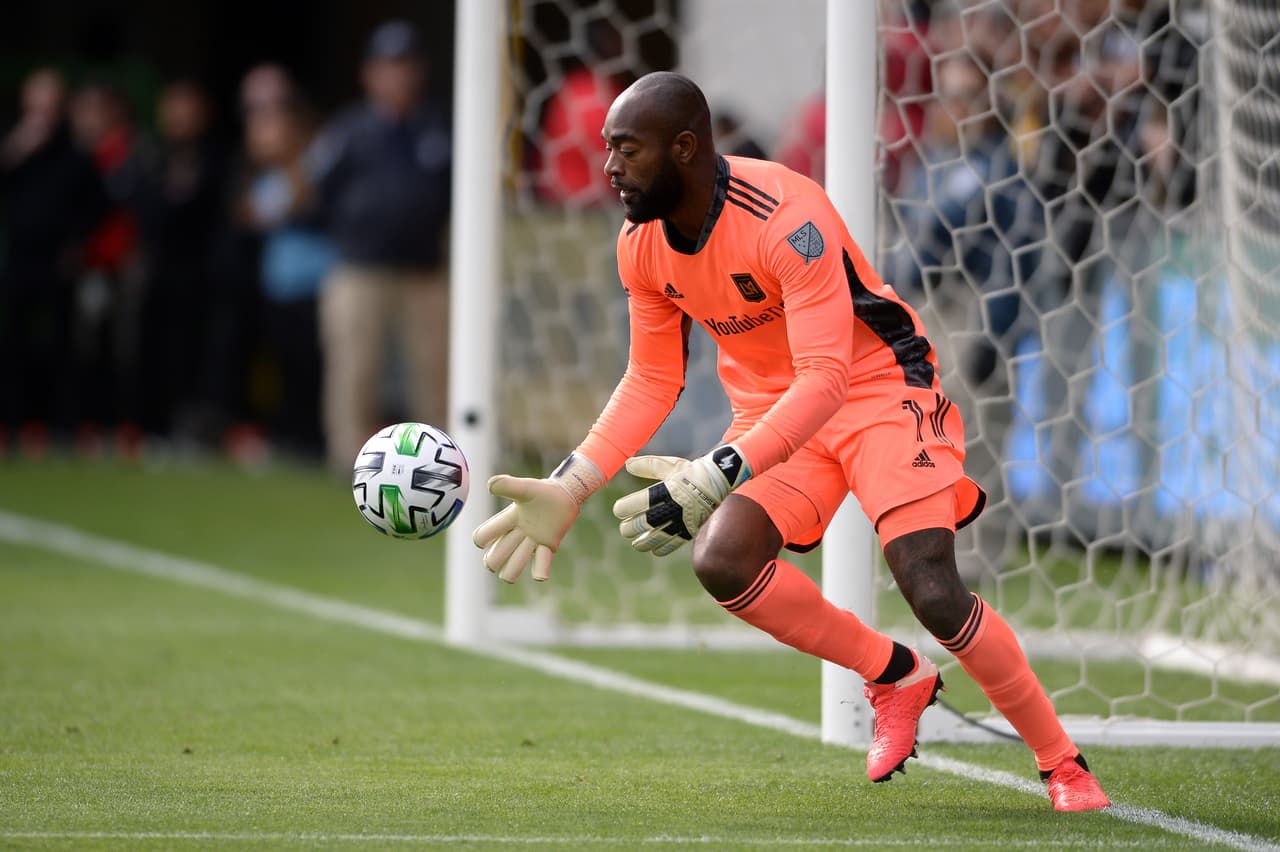 El portero del LAFC, Kenneth Vermeer, evita que el remate de Pizarro termine en la red.