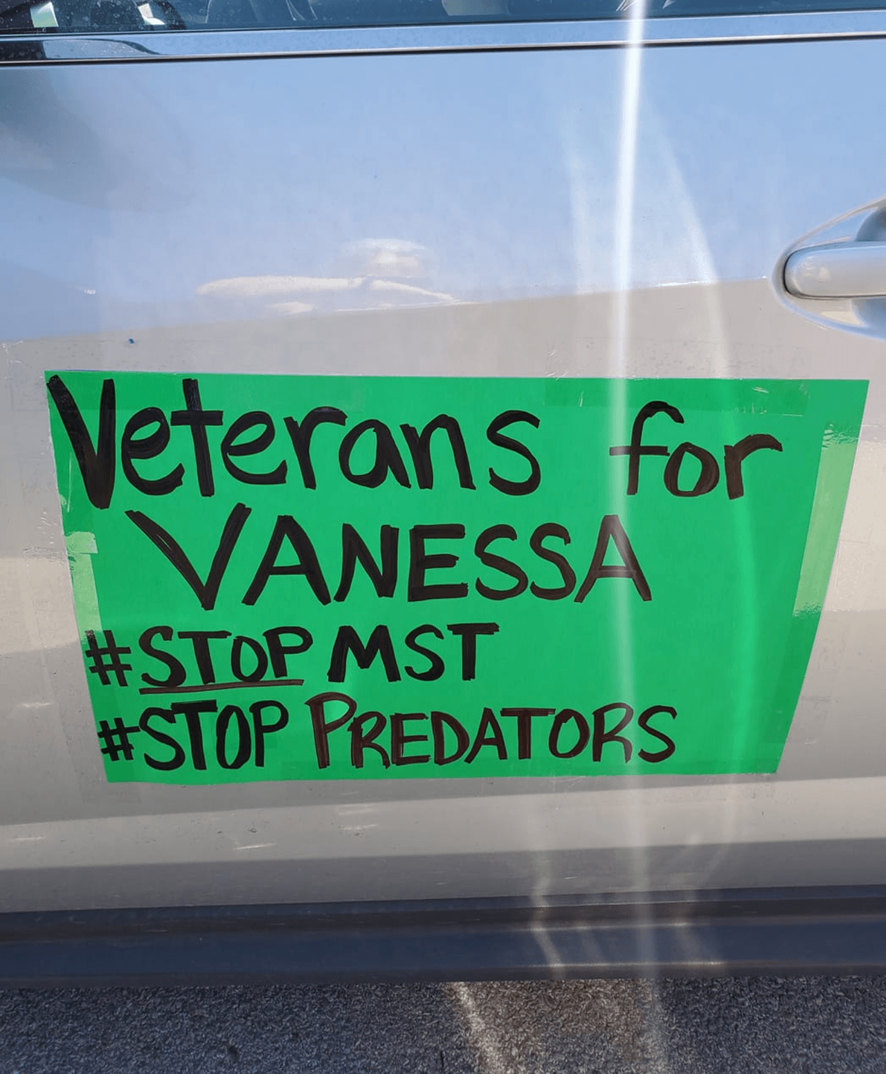 "¡Hola a todos! Comparta con los clubes Jeep / Off-Road, los clubes de motocicletas, los clubes de camiones, los clubes de automóviles y todos sus amigos y familiares. Esto es para todos, independientemente de si estás en un club de vehículos o no. ¡Únase a nosotros para honrar a Vanessa Guillen y los otros miembros del servicio que han sido víctimas del acoso sexual",
<b><a href="https://www.facebook.com/events/650240258902730/?active_tab=about" target="_blank">lee la convocatoria en Facebook</a></b>.