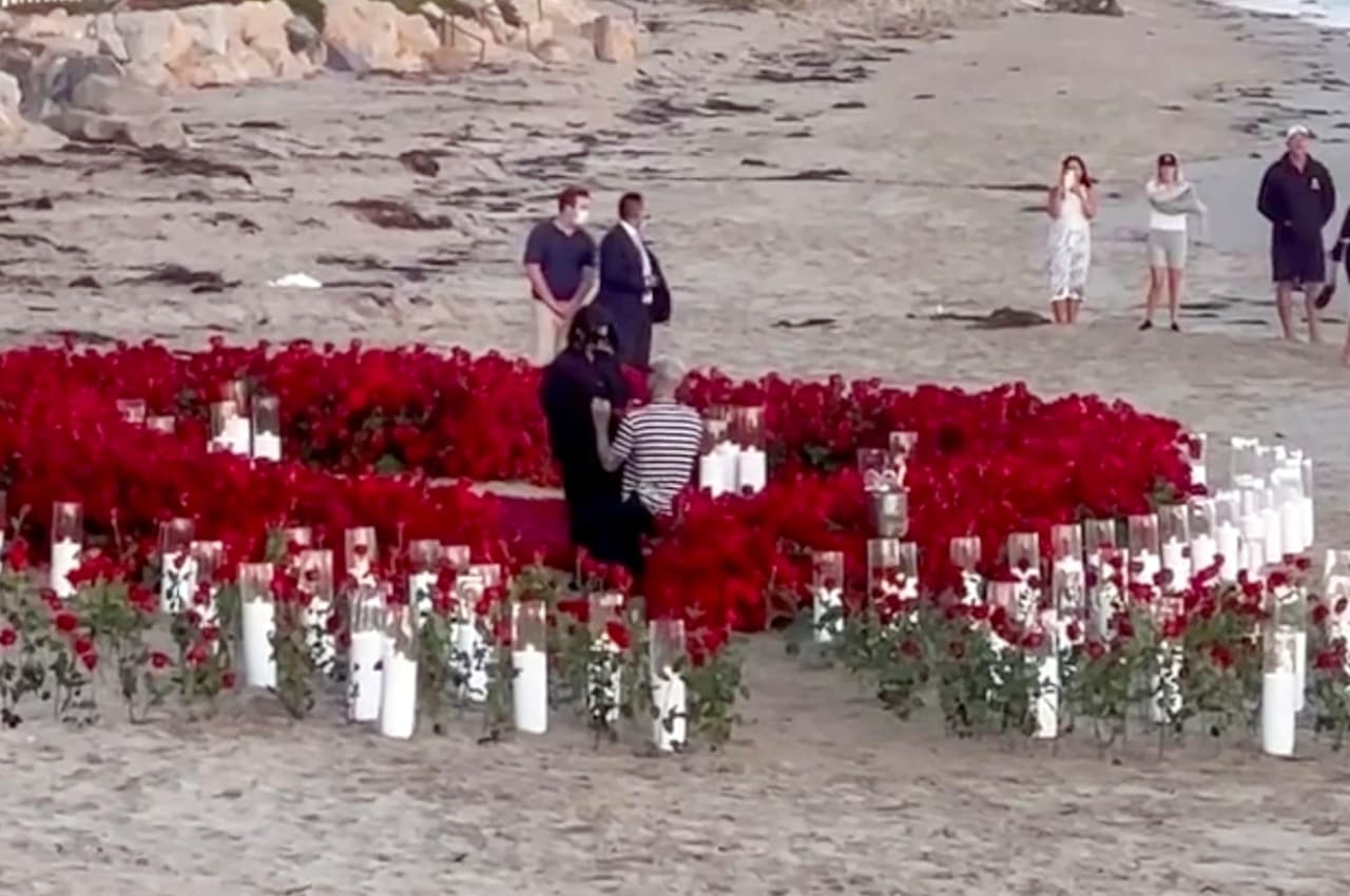 Kourtney Kardashian y su futuro esposo celebraron con su familia en un área privada en el restaurante del hotel después de la romántica petición en la playa.
<br>