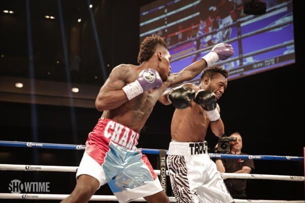 Jermall Charlo golpea a Austin Trout en ruta a su victoria.