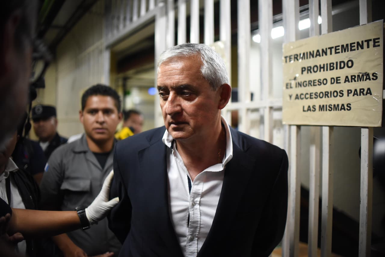 Otto Pérez Molina, solo y en el banquillo