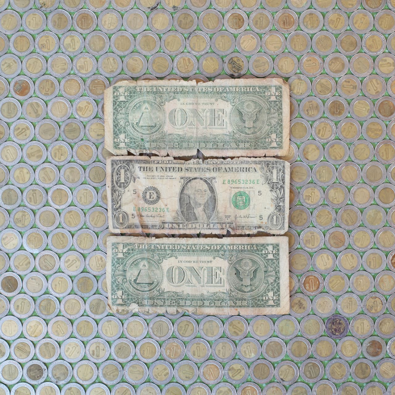 <b>‘Dollars and centavos’</b>, es el título de esta imagen. “En Ajo, a unas 40 millas de la valla fronteriza, pocas cosas han cambiado en los casi 20 años. Yo no siento que estoy en una frontera, simplemente estoy en Estados Unidos”, agregó el artista. “El país está polarizado y así como hay personas que les gusta mi trabajo y creen en él, otras no. Así es Estados Unidos, todos tenemos derecho a tener nuestra opinión”, dijo.