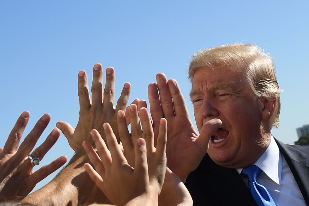 <b>Chócala con todos.</b> A su llegada al aeropuerto de Dallas, Texas, en octubre de 2017, el presidente Donald Trump fue recibido por algunos estudiantes que lograron acercarse lo suficiente para saludarlo. El presidente no dudó en dejar claro su emoción ante este gesto.