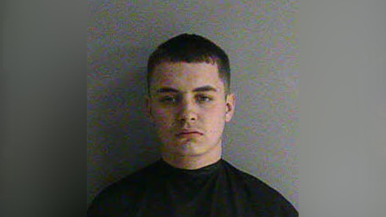 Janssen enfrenta cargos por tráfico de personas y evitar arresto con un vehículo motorizado. La investigación continúa.