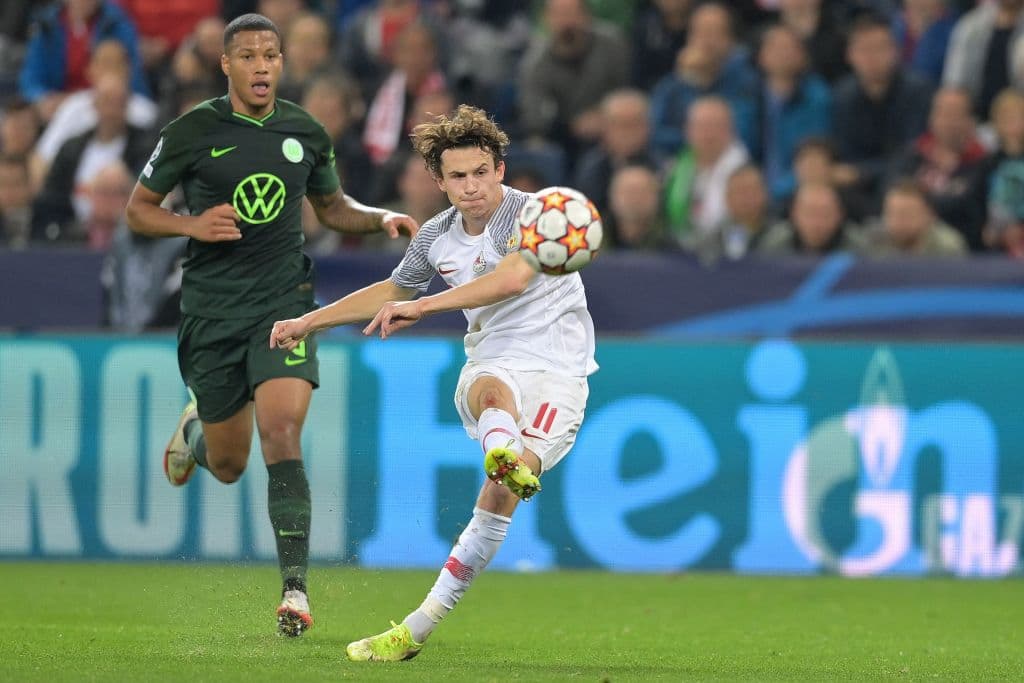 RB Salzburg se impone ante el Wolfsburg 3-1 durante la tercera fecha de la UEFA Champions League. Karim Adeyemi abrió el marcador para los locales a los pocos minutos del encuentro, pero Lukas Nmecha igualaba las cosas al 15’. Ya en la segunda mitad Noah Okafor, con doblete, aseguró el triunfo.