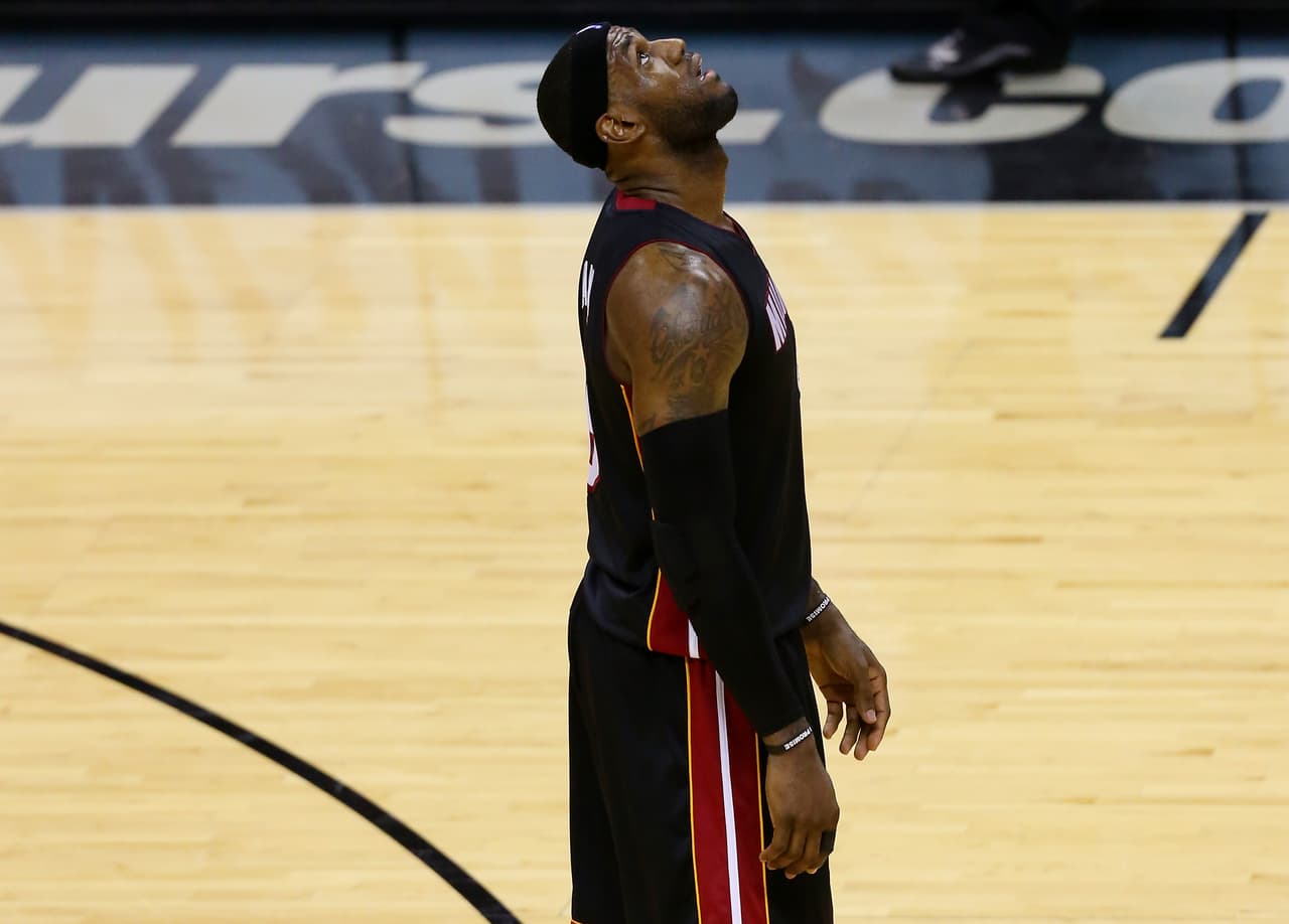 Pero también las cosas empezaron a fracturarse en Miami, en especial con el presidente de operaciones de baloncesto Pat Riley, y LeBron no renovaría con el Heat, llegó a su fin la era en South Beach.