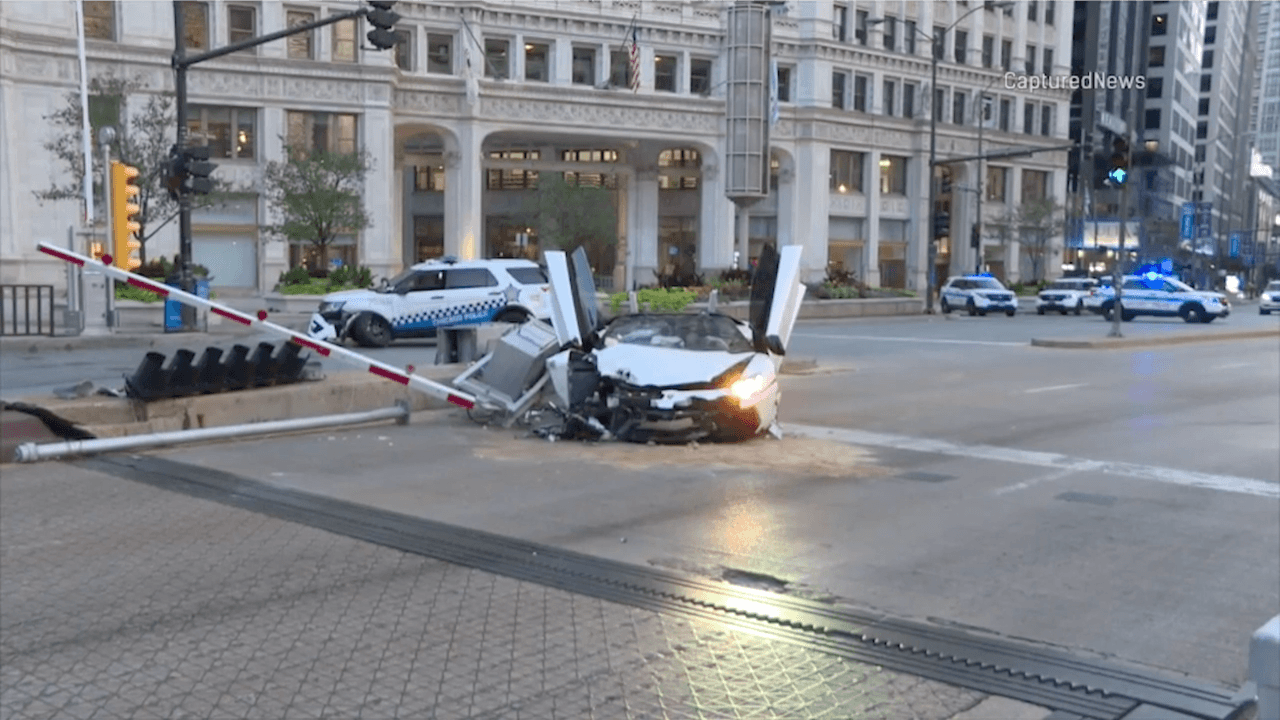 Un Lamborghini se estrella contra un vehículo de la policía en el centro de Chicago