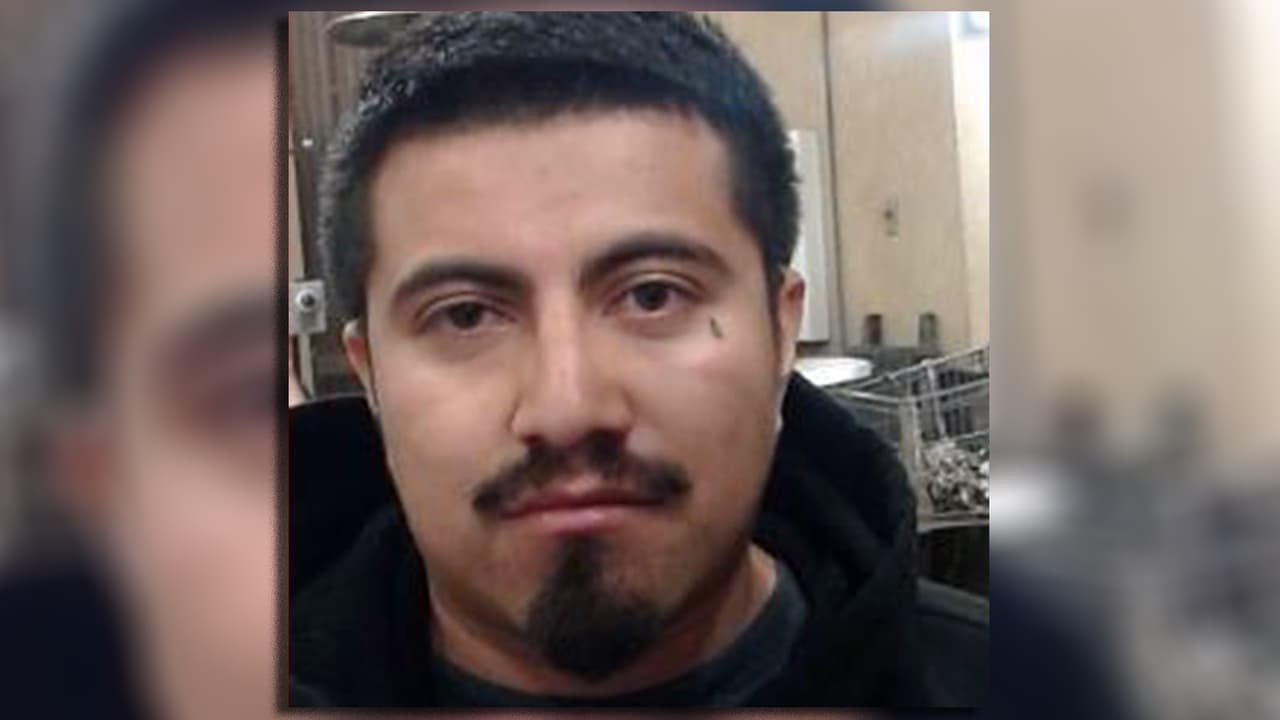 Omar Martínez Gómez, de 26 años, fue condenado por un delito grave de violencia doméstica luego de ser acusado de intentar estrangular a su novia embarazada. El ciudadano mexicano cruzó ilegalmente la frontera desde México con otros 31 migrantes cerca de Yuma. Las verificaciones de registros revelaron que Martínez fue arrestado en Phoenix en septiembre y en diciembre lo declararon culplable de asalto agravado por violencia doméstica al impedir la respiración, que es un delito grave, y sentenciado a tres años de libertad condicional. Martínez Gómez fue deportado y ahora enfrenta cargos por el reingreso de un inmigrante expulsado.