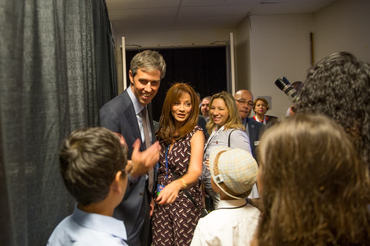 Al final O'Rourke criticó la discriminación promovida por el actual gobierno. "Somos estadounidenses, somos seres humanos y así tenemos que tratarnos", dijo el texano y se despidió del público del centro de convenciones en Milwaukee. Al bajar del escenario saludó a sus seguidores, entre ellos a algunos niños. El año próximo la Convención Nacional del partido demócrata también se celebrará en Milwaukee.
