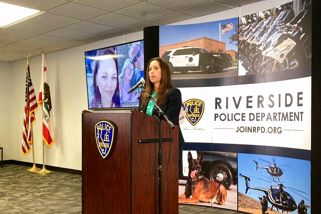 El jefe de la policía de Riverside confirmó que los investigadores recopilaron la mayor cantidad de evidencia en la casa de los Winek. "Era una escena bien perturbadora", dijo a
<i>Univision34 Los Ángeles</i>, el detective J. Cabrera de la policía de Riverside. El investigador recalcó que no podía dar detalles de la escena o lo que encontraron. Sin embargo, aseguró que "tiene 25 años haciendo su trabajo, y puede asegurar que fue una escena perturbadora para mí y todos los involucrados en el caso".