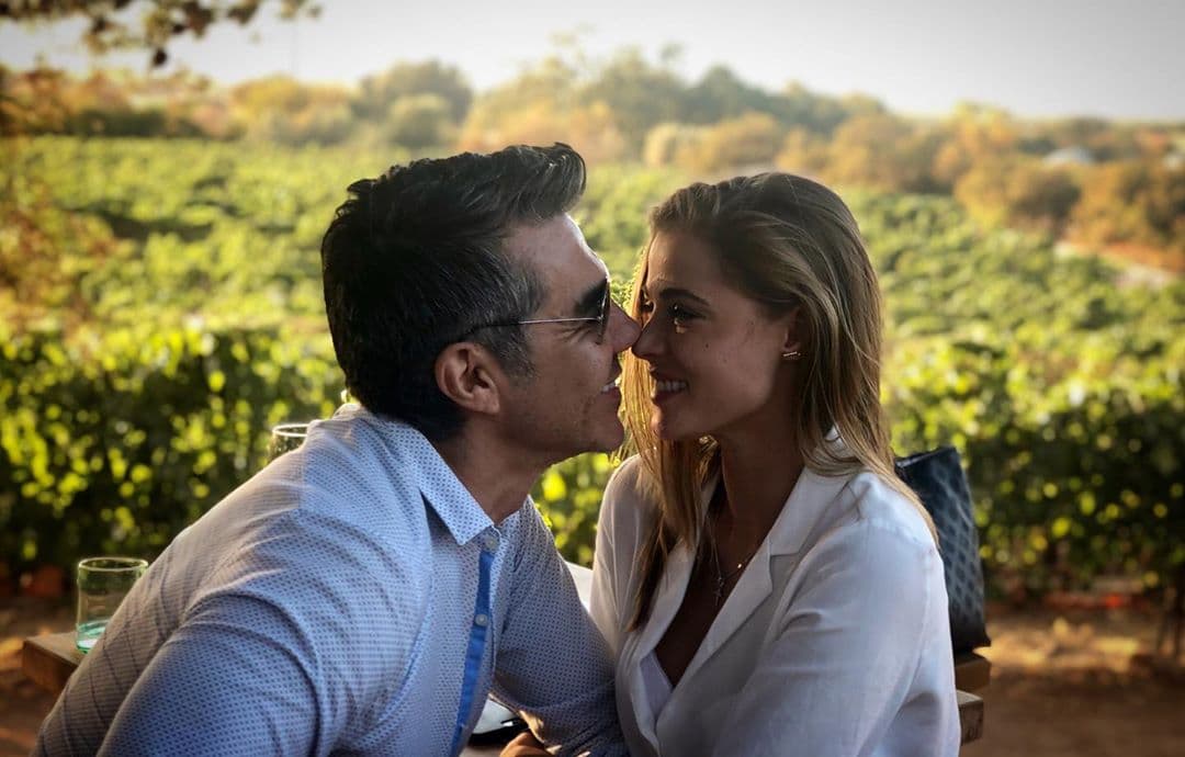 Aunque siempre ha intentado ser reservado en sus relaciones, Adrián Uribe no ha resistido en presumir su felicidad con románticas fotografías.