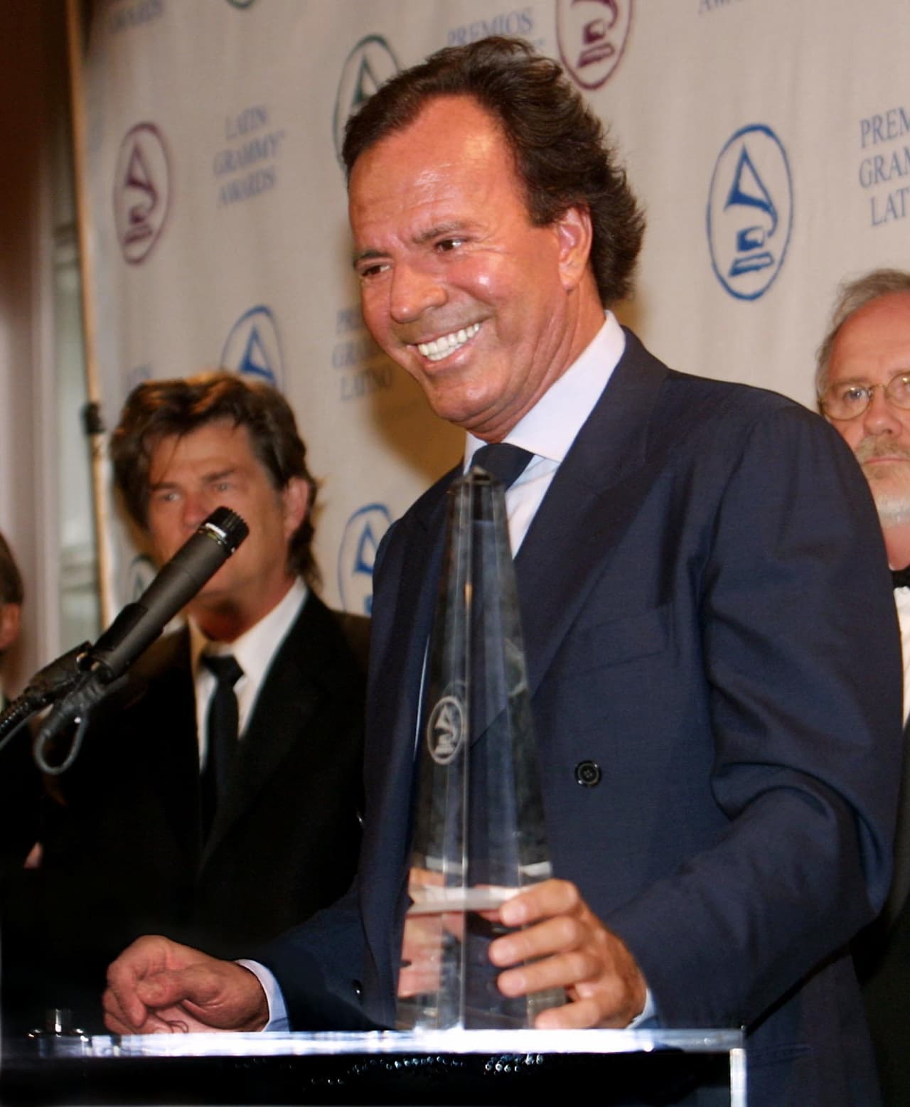 Julio Iglesias es considerado el artista que más discos ha vendido en la historia de la música latina, Julio recibió su premio en el Conga Room de Los Ángeles, California.