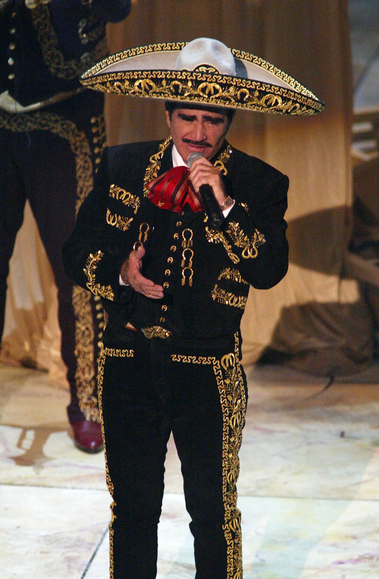 Vicente Fernández tuvo un año inolvidable en 2002 y su nombre y sus canciones sonaban por gran parte del mundo.