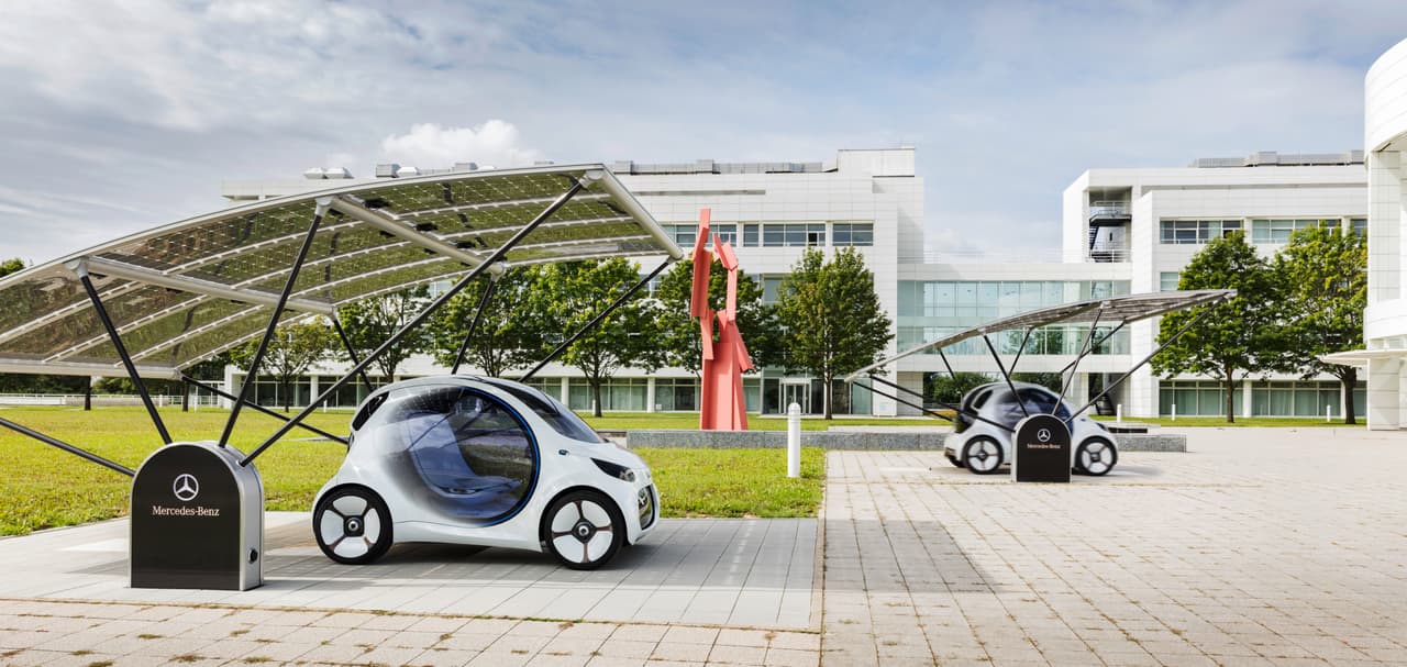 Cuando no está en servicio el Smart Vision EQ Fortwo
<b>busca autónomamnete una estación de carga</b>.