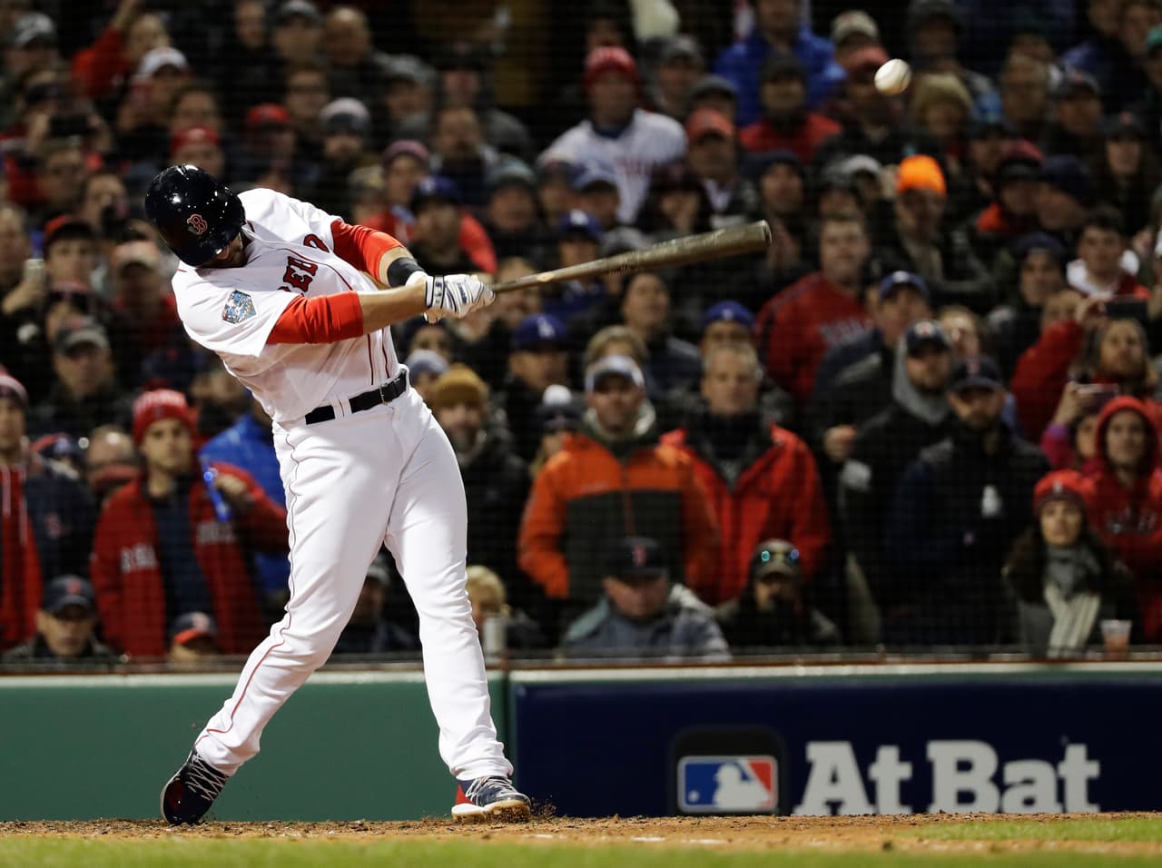 Y tal y como se espera de Martínez, pegó sencillo al jardín derecho, enloqueciendo al público en Fenway Park con su batazo que desequilibró el partido.