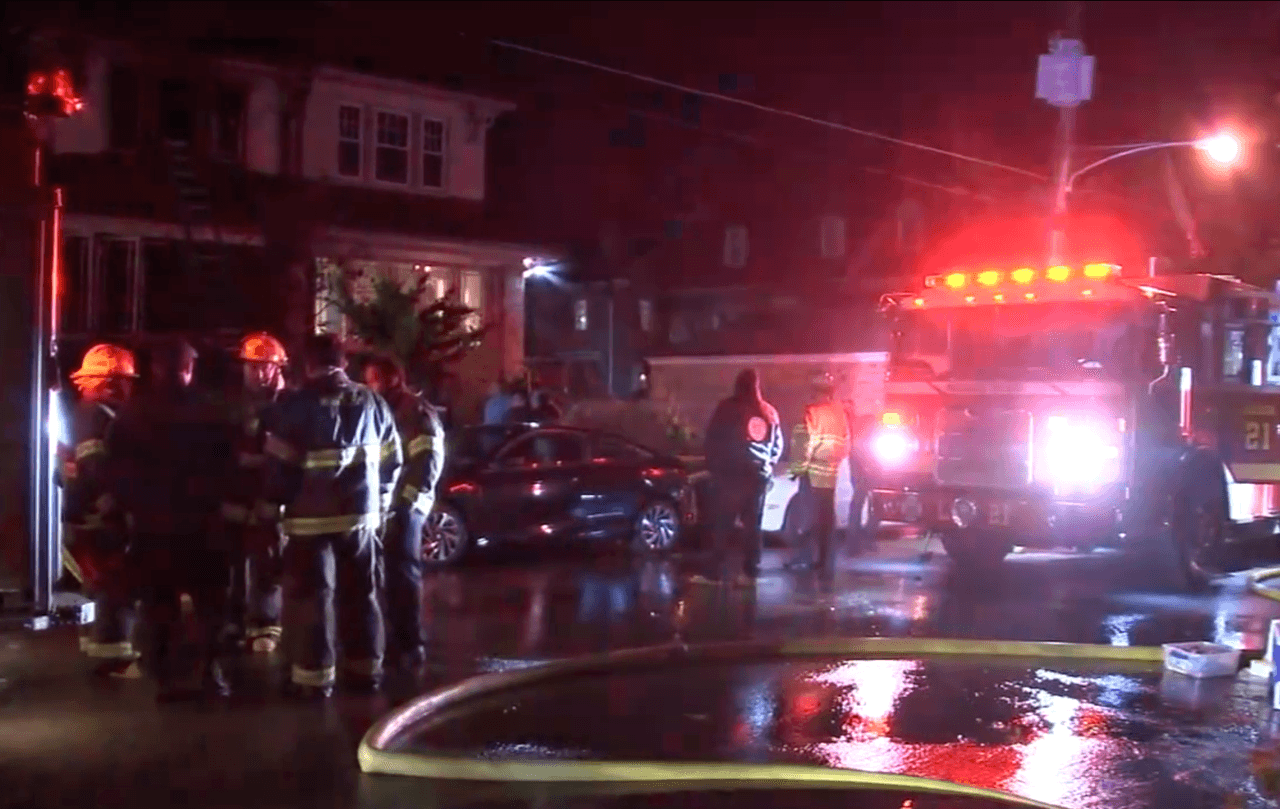 Los bomberos de Filadelfia están investigando un incendio que dejó a una mujer y un niño pequeños muertos el sábado por la noche. El incidente ocurrió después de las 8:30 p.m. en la cuadra 300 de W. Mount Airy Avenue.