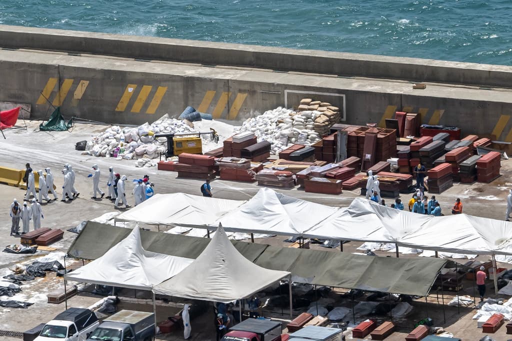 Vista de una morgue provisional y de pilas de ataúdes en "Los Silos", en el puerto de La Guaira (Venezuela), el jueves 2 de julio de 2026; las instalaciones fueron habilitadas por las autoridades para las víctimas de los dos terremotos que azotaron el país la semana pasada. (Miguel Medina/Pool Photo vía AP)