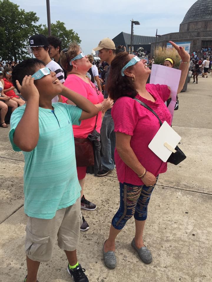 Con la mirada fija en el astro rey, nadie quería perderse un segundo del eclipse solar.