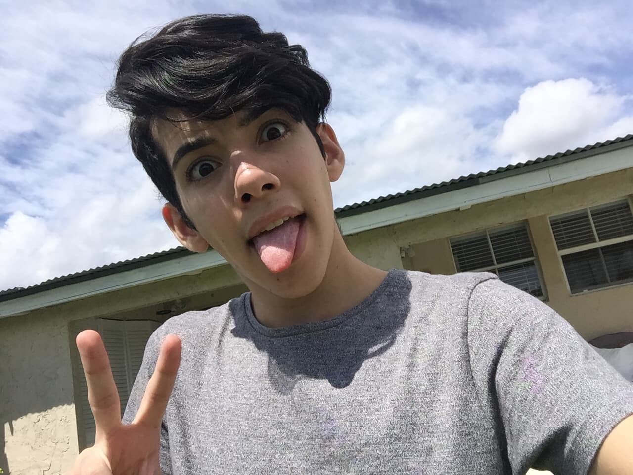 Nuestras cámaras se colaron en casa de Yoandri. El cubano nos mostró los rincones de su crib.